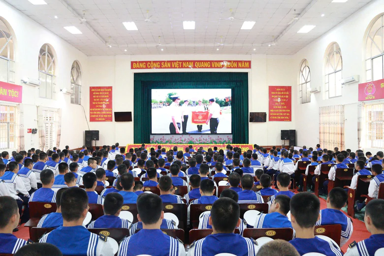 S&ocirc;i nổi ch&agrave;o mừng Quốc kh&aacute;nh 2/9 của c&aacute;c đơn vị l&agrave;m nhiệm vụ bảo vệ quần đảo Trường Sa. - Ảnh 2.