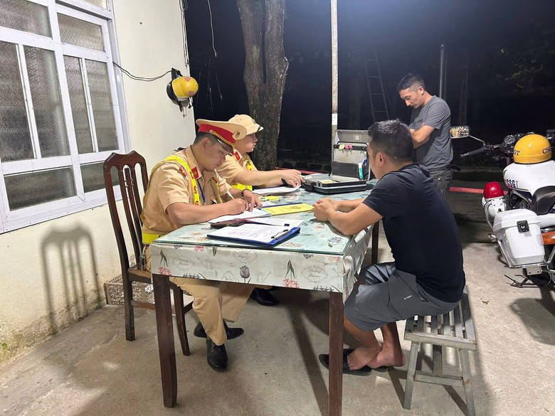 Tuyên Quang: Chở quá số người quy định, chủ xe và tài xế bị phạt 174 triệu đồng- Ảnh 1.