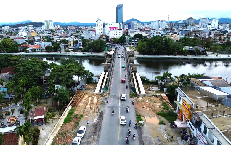 Thay nhà thầu mới, cầu Vỹ Dạ đã thi công trở lại- Ảnh 1.