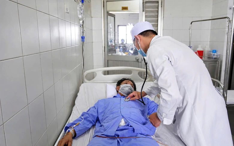 Cần Thơ: Báo động đỏ nội viện cứu thanh niên bị 2 thanh sắt đâm xuyên người- Ảnh 2.