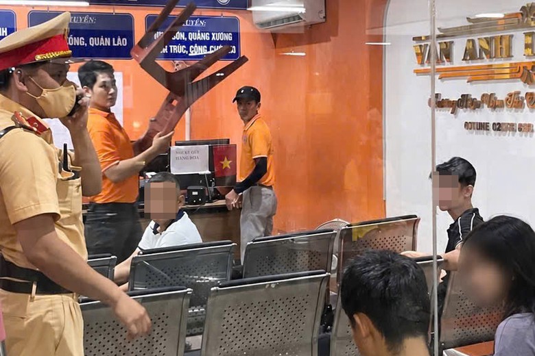 Hà Nội: CSGT truy vết phương tiện, ngăn nữ sinh 16 tuổi đi xe taxi với người lạ- Ảnh 1.