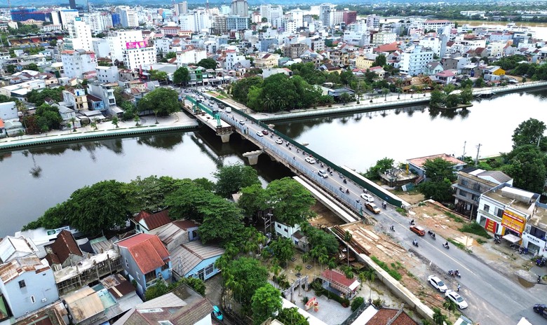 Thay nhà thầu mới, cầu Vỹ Dạ đã thi công trở lại- Ảnh 2.