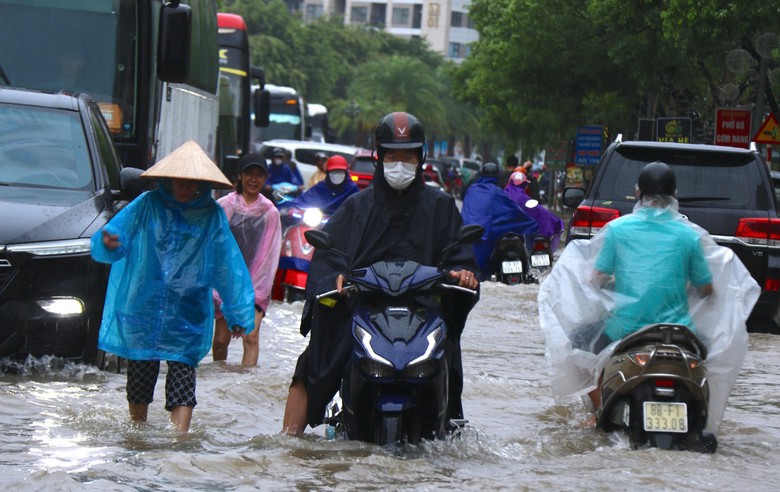 Đại lộ Thăng Long ngập sâu 1m, cấm phương tiện qua nhiều điểm- Ảnh 1.