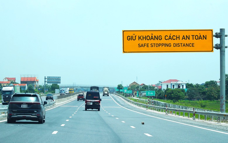 Bộ Xây dựng yêu cầu đưa tình huống khoảng cách an toàn trên cao tốc vào đào tạo lái xe- Ảnh 1.