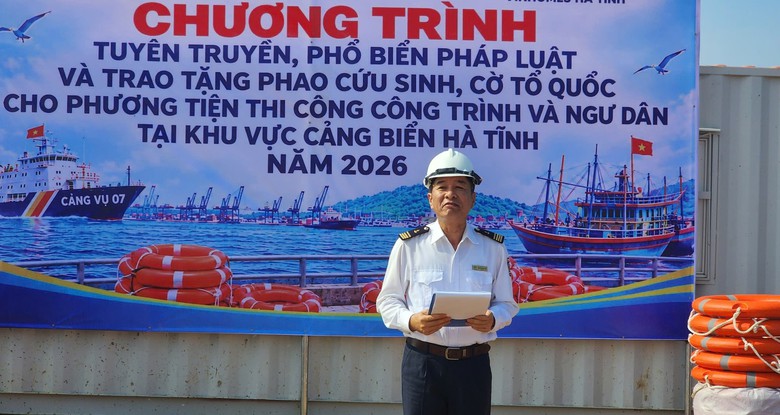 Tuyên truyền pháp luật ngay tại công trường thi công cảng biển Hà Tĩnh- Ảnh 1.