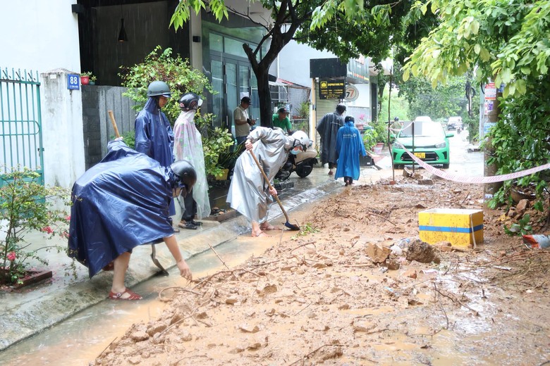 Mưa lớn gây sạt lở uy hiếp an toàn giao thông nhiều khu vực tại Gia Lai- Ảnh 1.