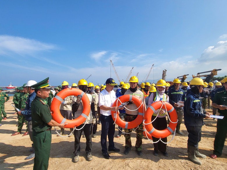 Tuyên truyền pháp luật ngay tại công trường thi công cảng biển Hà Tĩnh- Ảnh 2.