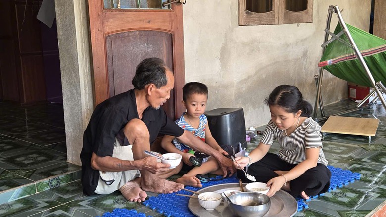 Cô giáo quên mình cứu bé trai trước đầu xe tải- Ảnh 2.