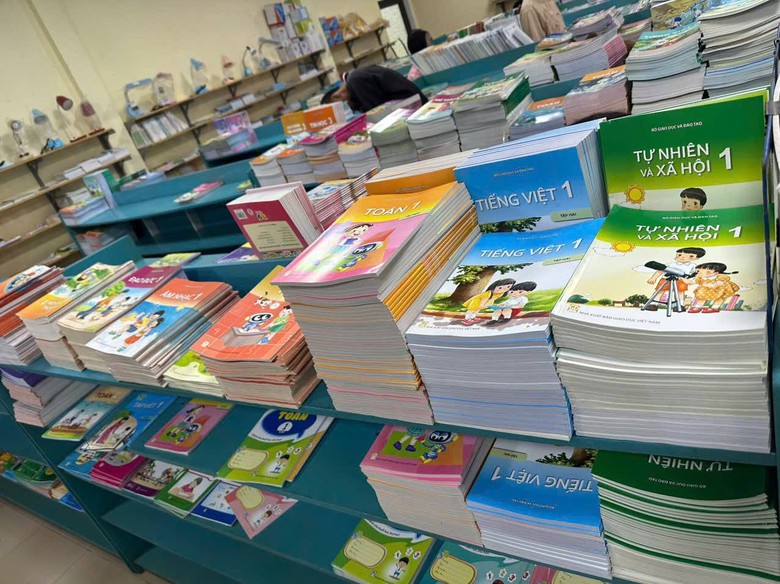Hà Nội yêu cầu trường học rà soát, khắc phục thiếu sách giáo khoa- Ảnh 1.