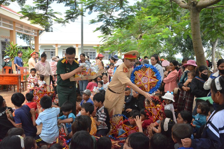 Rộn ràng "Đêm hội trăng rằm" hướng đến học sinh vùng khó khăn Gia Lai- Ảnh 2.