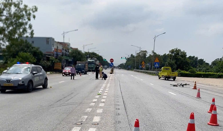 Đạp xe vác thang dài băng ngang qua QL1, người đàn ông bị xe ô tô con tông nguy kịch- Ảnh 1.