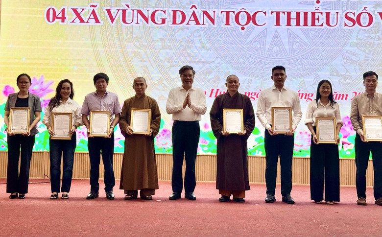 10.000 phần quà Trung thu đến với thiếu nhi vùng biên giới, dân tộc thiểu số và miền núi- Ảnh 12.