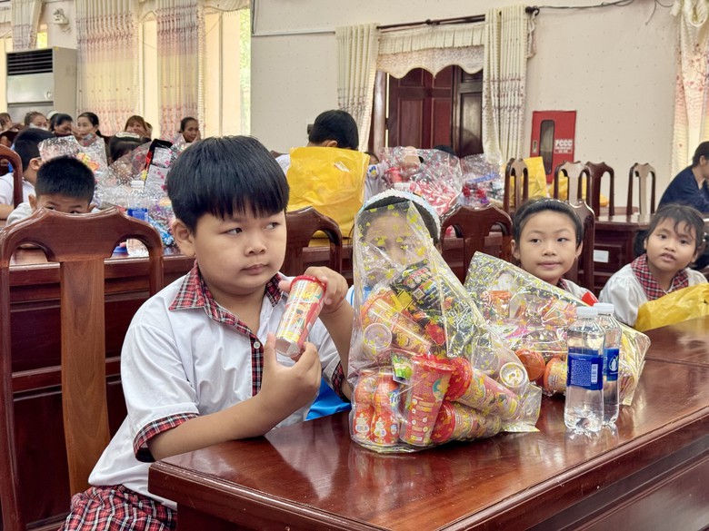 10.000 phần quà Trung thu đến với thiếu nhi vùng biên giới, dân tộc thiểu số và miền núi- Ảnh 4.