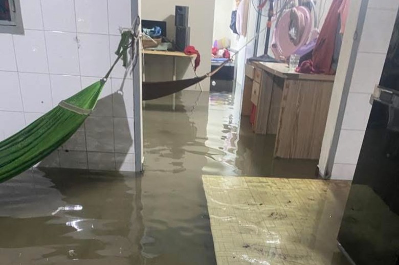 Mưa lớn kéo dài từ chiều đến tối, nhiều người dân phải "bơi" về nhà- Ảnh 7.