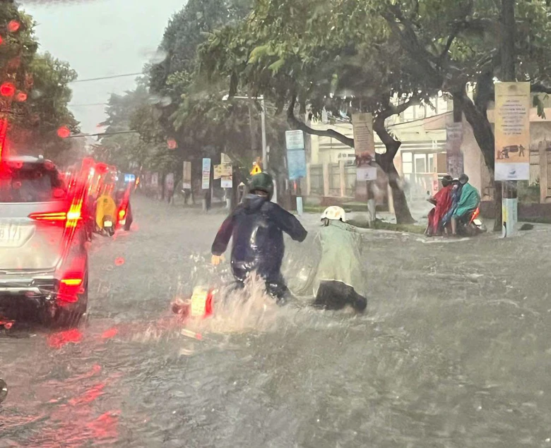 Mưa lớn kéo dài từ chiều đến tối, nhiều người dân phải "bơi" về nhà- Ảnh 9.