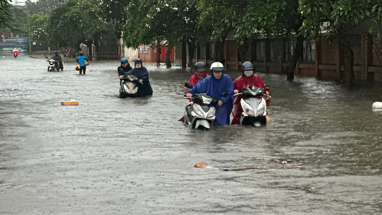 Mưa lớn kéo dài từ chiều đến tối, nhiều người dân phải "bơi" về nhà- Ảnh 1.