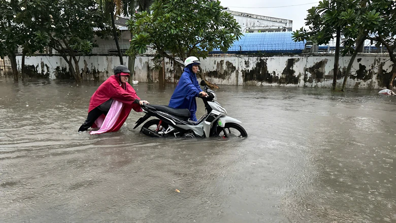 Mưa lớn kéo dài từ chiều đến tối, nhiều người dân phải "bơi" về nhà- Ảnh 2.