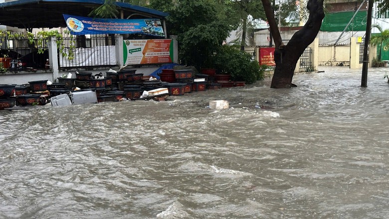 Mưa lớn kéo dài từ chiều đến tối, nhiều người dân phải "bơi" về nhà- Ảnh 5.