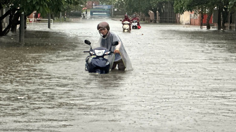 Mưa lớn kéo dài từ chiều đến tối, nhiều người dân phải "bơi" về nhà- Ảnh 6.
