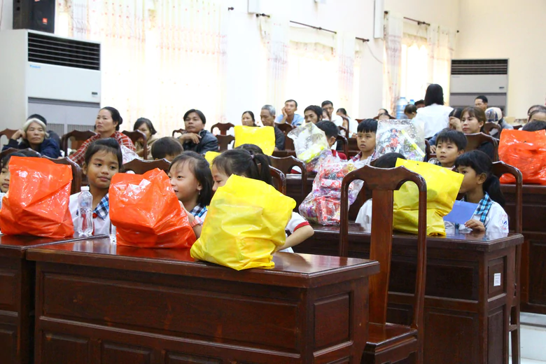 10.000 phần quà Trung thu đến với thiếu nhi vùng biên giới, dân tộc thiểu số và miền núi- Ảnh 6.