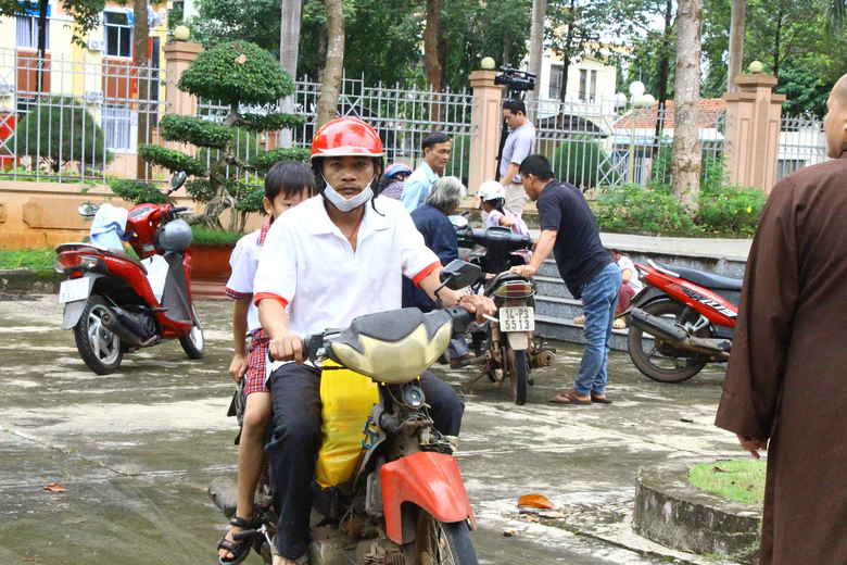 10.000 phần quà Trung thu đến với thiếu nhi vùng biên giới, dân tộc thiểu số và miền núi- Ảnh 10.