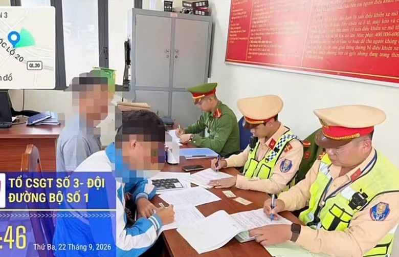 Lâm Đồng: Thanh niên ngồi lệch một bên đi xe máy bị phạt 9,75 triệu đồng và tịch thu xe- Ảnh 2.