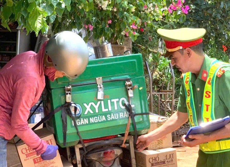 Công an xã tuyên truyền quy định an toàn giao thông cho chủ xe, người giao hàng ở Lâm Đồng- Ảnh 1.