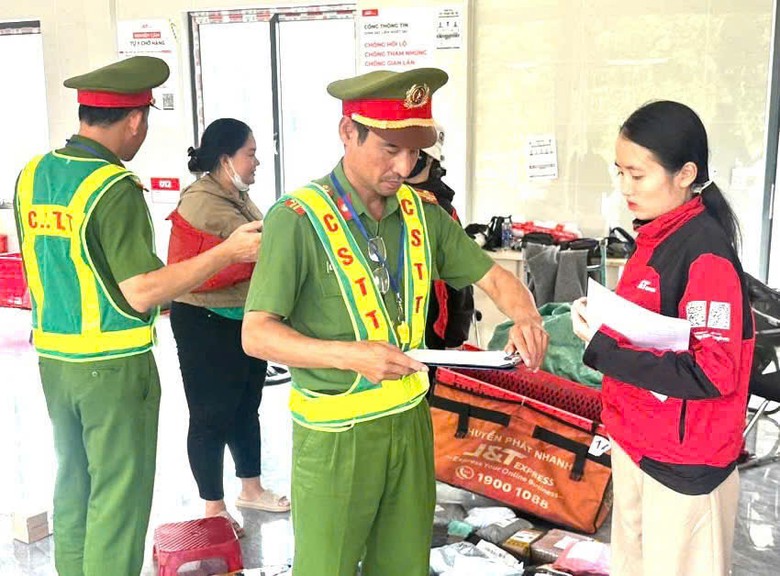 Công an xã tuyên truyền quy định an toàn giao thông cho chủ xe, người giao hàng ở Lâm Đồng- Ảnh 2.