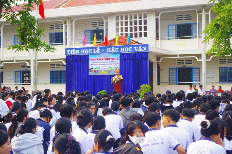 CSGT Lâm Đồng tuyên truyền an toàn giao thông tại 22 trường học- Ảnh 1.