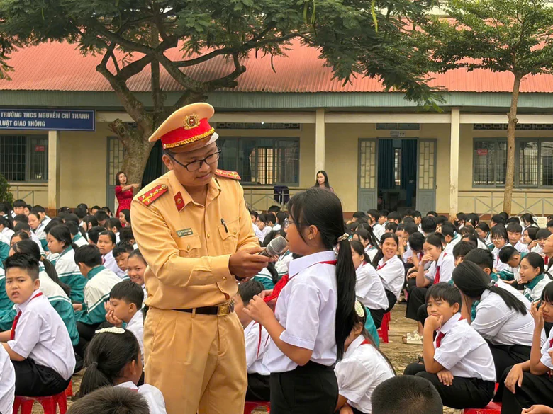 CSGT Lâm Đồng tuyên truyền an toàn giao thông tại 22 trường học- Ảnh 2.