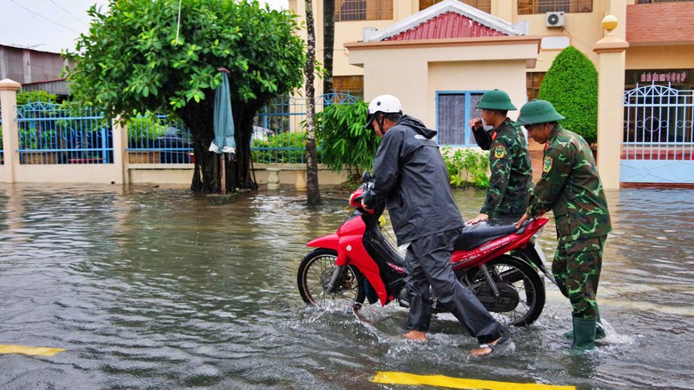 Cà Mau: Mưa lớn kết hợp triều cường gây ngập sâu, bộ đội hỗ trợ người dân di chuyển- Ảnh 7.