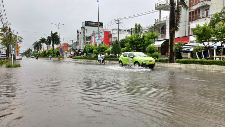 Cà Mau: Mưa lớn kết hợp triều cường gây ngập sâu, bộ đội hỗ trợ người dân di chuyển- Ảnh 9.