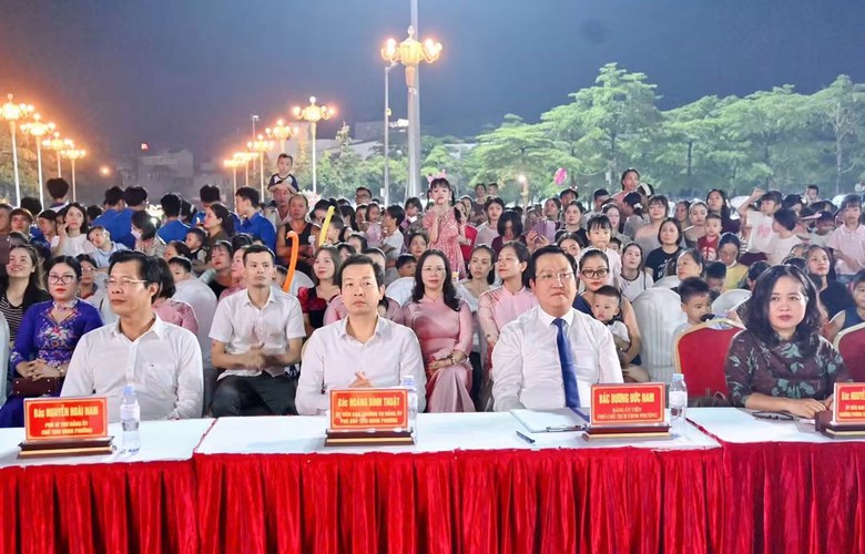 Phú Thọ rộn ràng đêm hội Trăng rằm tại phường Vĩnh Phúc- Ảnh 3.