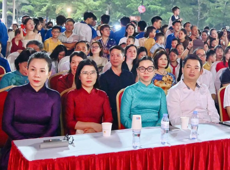 Phú Thọ rộn ràng đêm hội Trăng rằm tại phường Vĩnh Phúc- Ảnh 4.