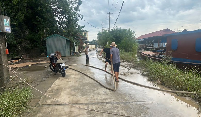Ninh Bình: Nước sông Hoàng Long rút, người dân hối hả dọn dẹp nhà cửa, ổn định cuộc sống- Ảnh 1.