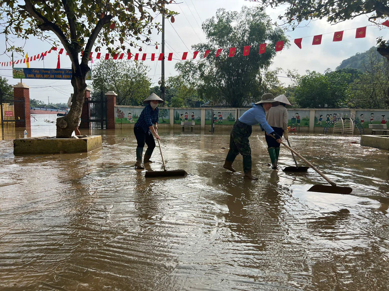 Ninh Bình: Nước sông Hoàng Long rút, người dân hối hả dọn dẹp nhà cửa, ổn định cuộc sống- Ảnh 4.