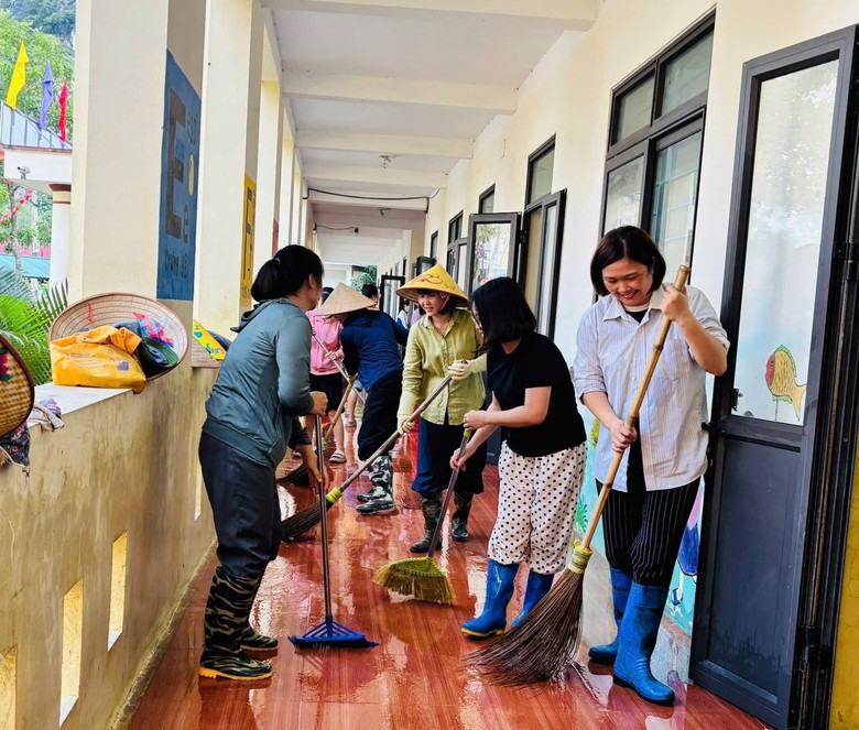 Ninh Bình: Nước sông Hoàng Long rút, người dân hối hả dọn dẹp nhà cửa, ổn định cuộc sống- Ảnh 8.