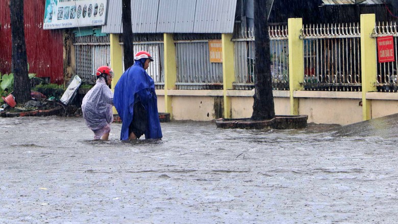 Cà Mau: Mưa lớn kết hợp triều cường gây ngập sâu, bộ đội hỗ trợ người dân di chuyển- Ảnh 10.