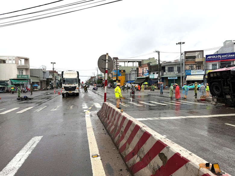 Hiện trường xe khách va chạm liên hoàn nhiều phương tiện khiến hai người tử vong ở Gia Lai- Ảnh 9.