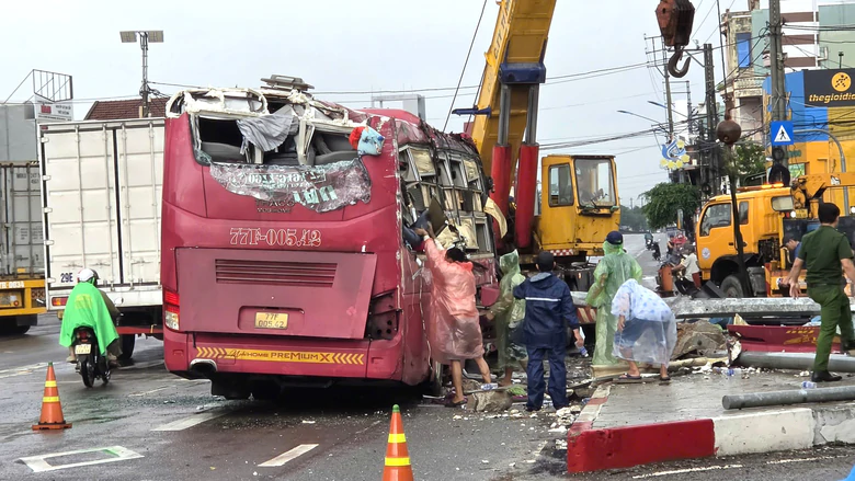 Hiện trường xe khách va chạm liên hoàn nhiều phương tiện khiến hai người tử vong ở Gia Lai- Ảnh 7.