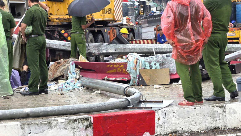 Hiện trường xe khách va chạm liên hoàn nhiều phương tiện khiến hai người tử vong ở Gia Lai- Ảnh 5.