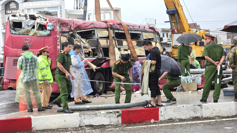 Hiện trường xe khách va chạm liên hoàn nhiều phương tiện khiến hai người tử vong ở Gia Lai- Ảnh 6.