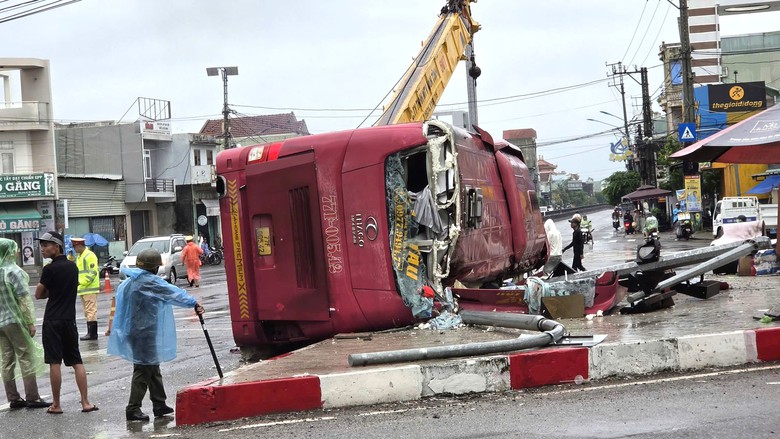 Hiện trường xe khách va chạm liên hoàn nhiều phương tiện khiến hai người tử vong ở Gia Lai- Ảnh 2.
