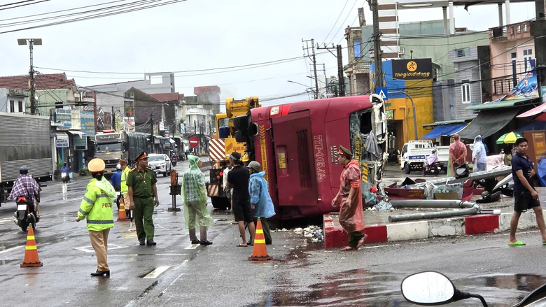 Hiện trường xe khách va chạm liên hoàn nhiều phương tiện khiến hai người tử vong ở Gia Lai- Ảnh 1.