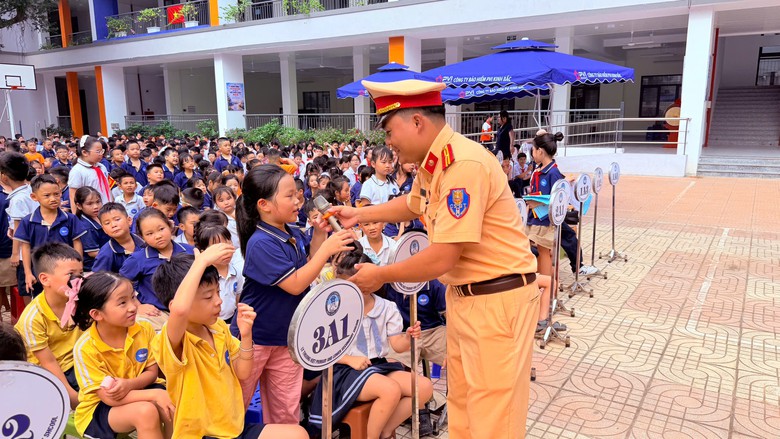 Học sinh Hà Nội được tuyên truyền pháp luật, kỹ năng tự bảo vệ - Ảnh 11.