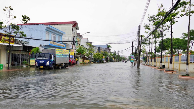 Cà Mau: Mưa lớn kết hợp triều cường gây ngập sâu, bộ đội hỗ trợ người dân di chuyển- Ảnh 8.