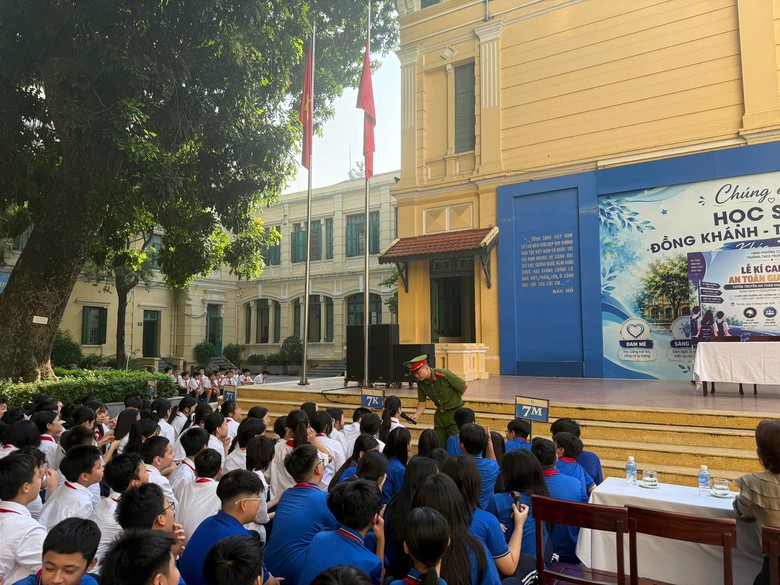 Học sinh Hà Nội được tuyên truyền pháp luật, kỹ năng tự bảo vệ - Ảnh 8.