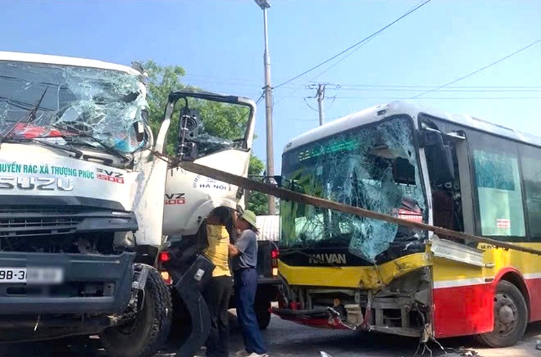 Hà Nội siết an toàn giao thông trên các tuyến buýt - Ảnh 1.
