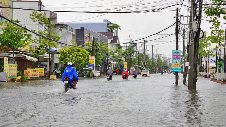 Cà Mau: Mưa lớn kết hợp triều cường gây ngập sâu, bộ đội hỗ trợ người dân di chuyển- Ảnh 4.