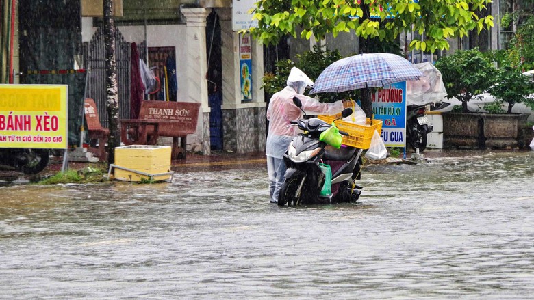 Cà Mau: Mưa lớn kết hợp triều cường gây ngập sâu, bộ đội hỗ trợ người dân di chuyển- Ảnh 6.